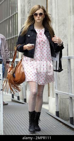 Fearn Cotton scherzte heute mit Fotografen, dass das gepunktete Sommerkleid, das sie trug, ihr „Nachthemd“ war. London, Großbritannien. 5/20/10. Stockfoto