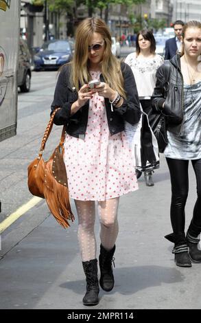 Fearn Cotton scherzte heute mit Fotografen, dass das gepunktete Sommerkleid, das sie trug, ihr „Nachthemd“ war. London, Großbritannien. 5/20/10. Stockfoto