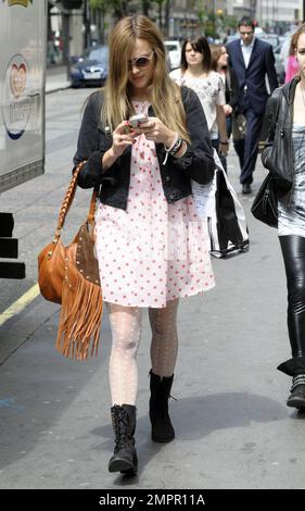 Fearn Cotton scherzte heute mit Fotografen, dass das gepunktete Sommerkleid, das sie trug, ihr „Nachthemd“ war. London, Großbritannien. 5/20/10. . Stockfoto