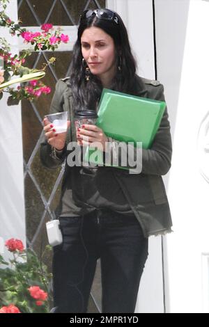 Courteney Cox scheint kein Make-up zu tragen, während sie an ihren Drehbuchnotizen für ihr Debüt für Lifetime, „Tall Hot Blonde“, arbeitet. Los Angeles, Kalifornien. 28. März 2012 Stockfoto