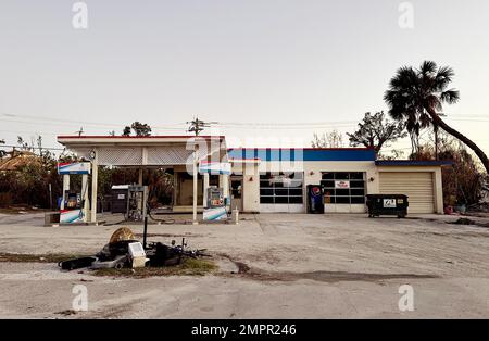 Sanibel, FL, USA - 14. November 2022 - Eine örtliche Tankstelle wurde durch Hurrikan Ian beschädigt. Jocelyn Augustino/FEMA Stockfoto