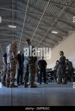 USA 2 Shelly Janecke, Leiter des Marinekorps, zuständig für Wareneingang, Lagerung, Trennung und Ausgabe, zuständig für die Munitionsgesellschaft, 1. Versorgungsbataillon, 1. Marine Logistics Group, gibt ihre Bemerkungen an norwegische Auftragnehmer des Marine Corps Prepositioning Program-Norway während der MCPP-N-Schulung im Camp Pendleton, Kalifornien, 15. November 2022. Das MCPP-N bietet dem Marinekorps die logistische Fähigkeit, Munition ordnungsgemäß zu lagern, zu trennen und auszugeben, um aktuelle und zukünftige Operationen zu unterstützen. Stockfoto