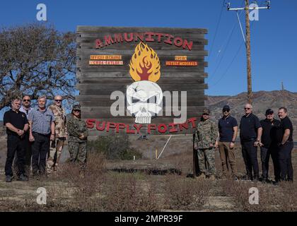 USA Marines mit 1. Versorgungsbataillon, 1. Marine Logistics Group, Marine Corps System Command, Logistics Combat Element Systems und norwegischen Auftragnehmern des Marine Corps Prepositioning Program-Norway, posieren für ein Foto nach MCPP-N Training in Camp Pendleton, Kalifornien, 15. November 2022. Das MCPP-N bietet dem Marinekorps die logistische Fähigkeit, Munition ordnungsgemäß zu lagern, zu trennen und auszugeben, um aktuelle und zukünftige Operationen zu unterstützen. Stockfoto