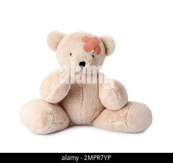 Spielzeug-Teddybär mit klebrigen Pflastern isoliert auf weiß Stockfoto