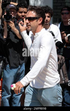 Courteney Cox und David Arquette verlassen Joel Silvers Gedenkfeier. Die beiden gingen getrennt, aber gleichzeitig. Laut Berichten verbrachten die beiden Zeit zusammen auf der Party, sagten aber, sie wären nicht zusammen. David ging mit einem einzigartigen Ring und trug Tochter Coco zum Auto. Malibu, Kalifornien. 5/30/11. Stockfoto