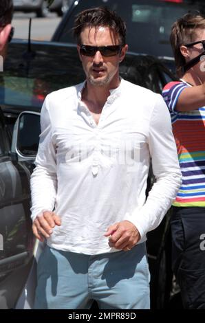 Courteney Cox und David Arquette verlassen Joel Silvers Gedenkfeier. Die beiden gingen getrennt, aber gleichzeitig. Laut Berichten verbrachten die beiden Zeit zusammen auf der Party, sagten aber, sie wären nicht zusammen. David ging mit einem einzigartigen Ring und trug Tochter Coco zum Auto. Malibu, Kalifornien. 5/30/11. Stockfoto