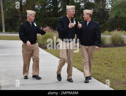 STENNIS SPACE CENTER, Mississippi (15. November 2022) – Rear ADM. Lorin Selby, Chief of Naval Research, Center, begrüßt Rear ADM. Ronald Piret, Commander, Naval Meteorology and Oceanography Command, auf einem offiziellen Besuch, um sich mit den Aktivitäten der Naval Oceanography im Stennis Space Center vertraut zu machen. Das Marine Meteorology and Oceanography Command leitet und überwacht mehr als 2.500 weltweit verteilte Militär- und Zivilpersonen, die Umweltinformationen sammeln, verarbeiten und auswerten, um Flotten und Joint Commanders in allen Kriegsgebieten zu helfen, schneller bessere Entscheidungen zu treffen als der Gegner. Stockfoto