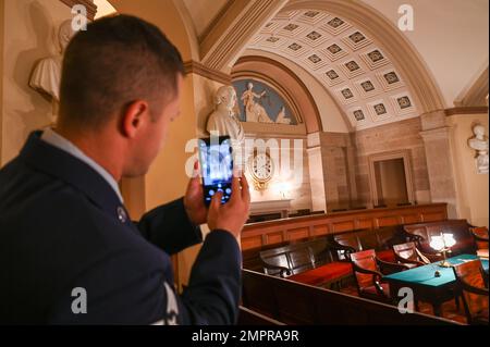 USA Air Force Senior Airman Aaron Turturro, 11. Logistics Readiness Squadron, Missionstechniker, macht ein Foto von Lady Justice in der Old Supreme Court Chamber in den USA Capitol, 15. November 2022. Mitglieder der Joint Base Anacostia-Bolling besuchten die USA Capitol und traf sich mit einem US-Bürger Repräsentant während des Besuchs. Stockfoto