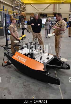 STENNIS SPACE CENTER, Mississippi (15. November 2022) – Rear ADM. Lorin Selby, Chief of Naval Research, besucht das Naval Meteorology and Oceanography Command bei einem offiziellen Besuch, um sich mit den Aktivitäten der Naval Oceanography im Stennis Space Center vertraut zu machen. Das Marine Meteorology and Oceanography Command leitet und überwacht mehr als 2.500 weltweit verteilte Militär- und Zivilpersonen, die Umweltinformationen sammeln, verarbeiten und auswerten, um Flotten und Joint Commanders in allen Kriegsgebieten zu helfen, schneller bessere Entscheidungen zu treffen als der Gegner. Stockfoto