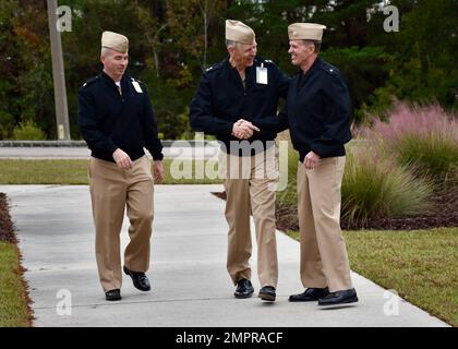 STENNIS SPACE CENTER, Mississippi (15. November 2022) – Rear ADM. Lorin Selby, Chief of Naval Research, Center, begrüßt Rear ADM. Ronald Piret, Commander, Naval Meteorology and Oceanography Command, auf einem offiziellen Besuch, um sich mit den Aktivitäten der Naval Oceanography im Stennis Space Center vertraut zu machen. Das Marine Meteorology and Oceanography Command leitet und überwacht mehr als 2.500 weltweit verteilte Militär- und Zivilpersonen, die Umweltinformationen sammeln, verarbeiten und auswerten, um Flotten und Joint Commanders in allen Kriegsgebieten zu helfen, schneller bessere Entscheidungen zu treffen als der Gegner. Stockfoto