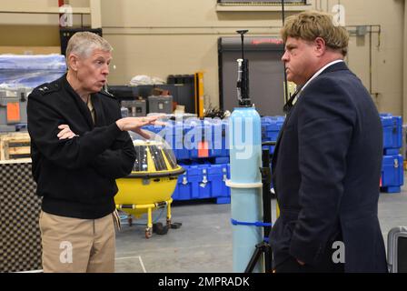 STENNIS SPACE CENTER, Mississippi (15. November 2022) – Rear ADM. Lorin Selby, Chief of Naval Research, besucht das Naval Meteorology and Oceanography Command bei einem offiziellen Besuch, um sich mit den Aktivitäten der Naval Oceanography im Stennis Space Center vertraut zu machen. Das Marine Meteorology and Oceanography Command leitet und überwacht mehr als 2.500 weltweit verteilte Militär- und Zivilpersonen, die Umweltinformationen sammeln, verarbeiten und auswerten, um Flotten und Joint Commanders in allen Kriegsgebieten zu helfen, schneller bessere Entscheidungen zu treffen als der Gegner. Stockfoto