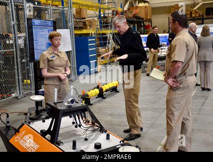 STENNIS SPACE CENTER, Mississippi (15. November 2022) – Rear ADM. Lorin Selby, Chief of Naval Research, besucht das Naval Meteorology and Oceanography Command bei einem offiziellen Besuch, um sich mit den Aktivitäten der Naval Oceanography im Stennis Space Center vertraut zu machen. Das Marine Meteorology and Oceanography Command leitet und überwacht mehr als 2.500 weltweit verteilte Militär- und Zivilpersonen, die Umweltinformationen sammeln, verarbeiten und auswerten, um Flotten und Joint Commanders in allen Kriegsgebieten zu helfen, schneller bessere Entscheidungen zu treffen als der Gegner. Stockfoto