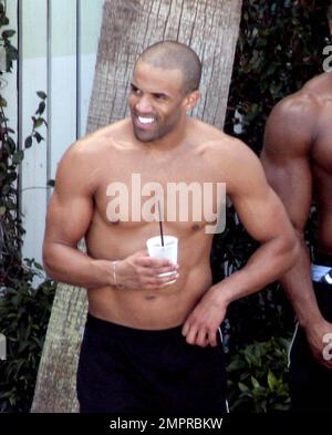 Exklusiv!! Der britische Sänger Craig David zeigt seinen neuen "Freak Body" am Pool in Miami Beach, FL. 01/01/07 Stockfoto