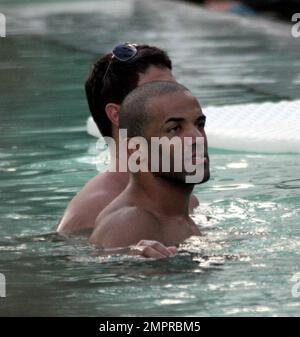 Exklusiv!! Der britische Sänger Craig David zeigt seinen neuen "Freak Body" am Pool in Miami Beach, FL. 01/01/07 Stockfoto