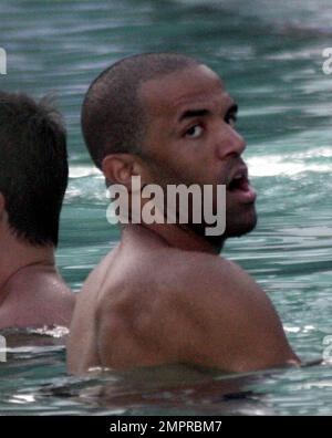 Exklusiv!! Der britische Sänger Craig David zeigt seinen neuen "Freak Body" am Pool in Miami Beach, FL. 01/01/07 Stockfoto