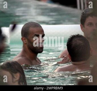 Exklusiv!! Der britische Sänger Craig David zeigt seinen neuen "Freak Body" am Pool in Miami Beach, FL. 01/01/07 Stockfoto