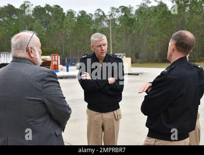 STENNIS SPACE CENTER, Mississippi (15. November 2022) – Rear ADM. Lorin Selby, Chief of Naval Research, besucht das Naval Meteorology and Oceanography Command bei einem offiziellen Besuch, um sich mit den Aktivitäten der Naval Oceanography im Stennis Space Center vertraut zu machen. Das Marine Meteorology and Oceanography Command leitet und überwacht mehr als 2.500 weltweit verteilte Militär- und Zivilpersonen, die Umweltinformationen sammeln, verarbeiten und auswerten, um Flotten und Joint Commanders in allen Kriegsgebieten zu helfen, schneller bessere Entscheidungen zu treffen als der Gegner. Stockfoto