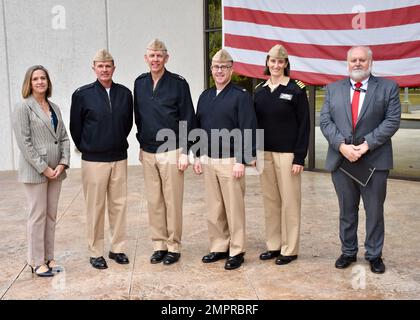 STENNIS SPACE CENTER, Mississippi (15. November 2022) – Rear ADM. Lorin Selby, Chief of Naval Research, besucht das Naval Meteorology and Oceanography Command bei einem offiziellen Besuch, um sich mit den Aktivitäten der Naval Oceanography im Stennis Space Center vertraut zu machen. Das Marine Meteorology and Oceanography Command leitet und überwacht mehr als 2.500 weltweit verteilte Militär- und Zivilpersonen, die Umweltinformationen sammeln, verarbeiten und auswerten, um Flotten und Joint Commanders in allen Kriegsgebieten zu helfen, schneller bessere Entscheidungen zu treffen als der Gegner. Stockfoto