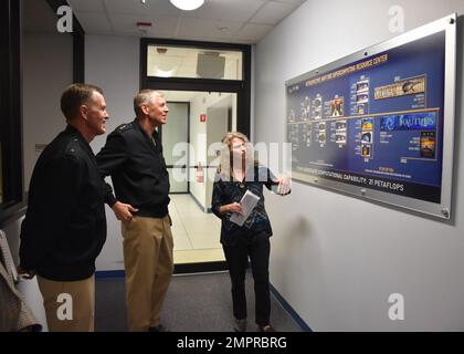 STENNIS SPACE CENTER, Mississippi (15. November 2022) – Rear ADM. Lorin Selby, Chief of Naval Research, besucht das Naval Meteorology and Oceanography Command bei einem offiziellen Besuch, um sich mit den Aktivitäten der Naval Oceanography im Stennis Space Center vertraut zu machen. Das Marine Meteorology and Oceanography Command leitet und überwacht mehr als 2.500 weltweit verteilte Militär- und Zivilpersonen, die Umweltinformationen sammeln, verarbeiten und auswerten, um Flotten und Joint Commanders in allen Kriegsgebieten zu helfen, schneller bessere Entscheidungen zu treffen als der Gegner. Stockfoto