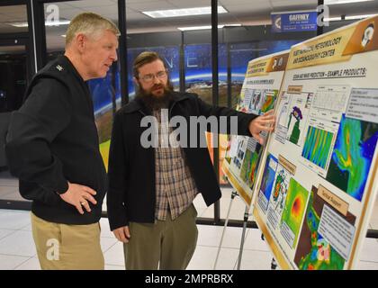 STENNIS SPACE CENTER, Mississippi (15. November 2022) – Rear ADM. Lorin Selby, Chief of Naval Research, besucht das Naval Meteorology and Oceanography Command bei einem offiziellen Besuch, um sich mit den Aktivitäten der Naval Oceanography im Stennis Space Center vertraut zu machen. Das Marine Meteorology and Oceanography Command leitet und überwacht mehr als 2.500 weltweit verteilte Militär- und Zivilpersonen, die Umweltinformationen sammeln, verarbeiten und auswerten, um Flotten und Joint Commanders in allen Kriegsgebieten zu helfen, schneller bessere Entscheidungen zu treffen als der Gegner. Stockfoto