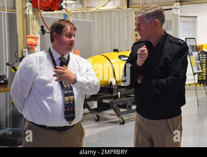 STENNIS SPACE CENTER, Mississippi (15. November 2022) – Rear ADM. Lorin Selby, Chief of Naval Research, besucht das Naval Meteorology and Oceanography Command bei einem offiziellen Besuch, um sich mit den Aktivitäten der Naval Oceanography im Stennis Space Center vertraut zu machen. Das Marine Meteorology and Oceanography Command leitet und überwacht mehr als 2.500 weltweit verteilte Militär- und Zivilpersonen, die Umweltinformationen sammeln, verarbeiten und auswerten, um Flotten und Joint Commanders in allen Kriegsgebieten zu helfen, schneller bessere Entscheidungen zu treffen als der Gegner. Stockfoto