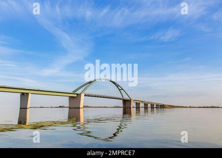 Fehmarn-Schallbrücke / Fehmarnsundbrücke verbindet die Ostseeinsel Fehmarn mit dem Festland in der Nähe von Großenbrode, Schleswig-Holstein Stockfoto