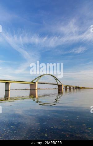 Fehmarn-Schallbrücke / Fehmarnsundbrücke verbindet die Ostseeinsel Fehmarn mit dem Festland in der Nähe von Großenbrode, Schleswig-Holstein Stockfoto