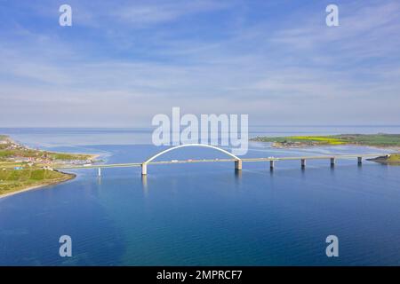 Fehmarn-Schallbrücke / Fehmarnsundbrücke verbindet die Ostseeinsel Fehmarn mit dem Festland in der Nähe von Großenbrode, Schleswig-Holstein Stockfoto