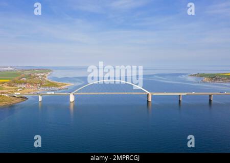 Fehmarn-Schallbrücke / Fehmarnsundbrücke verbindet die Ostseeinsel Fehmarn mit dem Festland in der Nähe von Großenbrode, Schleswig-Holstein Stockfoto