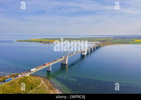 Fehmarn-Schallbrücke / Fehmarnsundbrücke verbindet die Ostseeinsel Fehmarn mit dem Festland in der Nähe von Großenbrode, Schleswig-Holstein Stockfoto