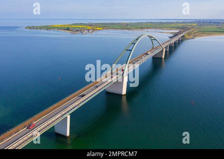 Fehmarn-Schallbrücke / Fehmarnsundbrücke verbindet die Ostseeinsel Fehmarn mit dem Festland in der Nähe von Großenbrode, Schleswig-Holstein Stockfoto