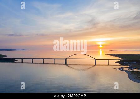 Fehmarn-Schallbrücke / Fehmarnsundbrücke verbindet die Ostseeinsel Fehmarn mit dem Festland in der Nähe von Großenbrode, Schleswig-Holstein Stockfoto