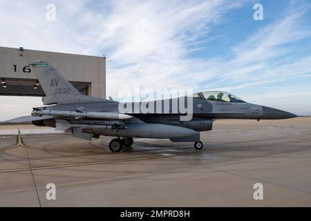 EIN US-AMERIKANISCHER Air Force F-16 Fighting Falcon vom 555. Kampfgeschwader fährt während der Übung Falcon Strike 2022 am Amendola Air Base, Italien, 15. November 2022. Falcon Strike 22 bot den NATO-Nationen die Gelegenheit, die Luftkraft der vierten Generation wie die F-16 als Verbündete zu testen, sowie als Gegner mit der Luftkraft der fünften Generation. Stockfoto