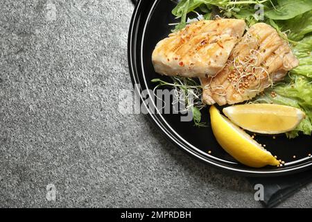 Leckerer gegrillter Fisch auf grauem Tisch, Draufsicht Stockfoto