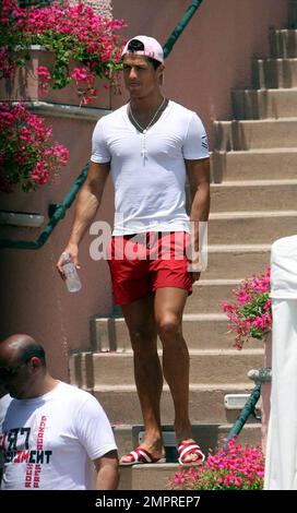 Exklusiv!! Der Fußballspieler Cristiano Ronaldo von Manchester United wurde heute Nachmittag mit seinen Freunden gesehen, wie er die warme Sonne Südkaliforniens genießt. Ronaldo verbrachte Stunden am Pool in seinem Luxushotel in Beverly Hills, wo er abwechselnd im Pool faulenzen, essen und sich abkühlen konnte. Los Angeles, Kalifornien. 6/18/09. Stockfoto