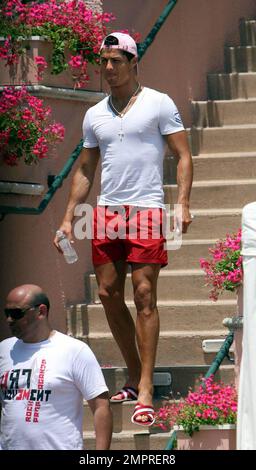 Exklusiv!! Der Fußballspieler Cristiano Ronaldo von Manchester United wurde heute Nachmittag mit seinen Freunden gesehen, wie er die warme Sonne Südkaliforniens genießt. Ronaldo verbrachte Stunden am Pool in seinem Luxushotel in Beverly Hills, wo er abwechselnd im Pool faulenzen, essen und sich abkühlen konnte. Los Angeles, Kalifornien. 6/18/09. Stockfoto