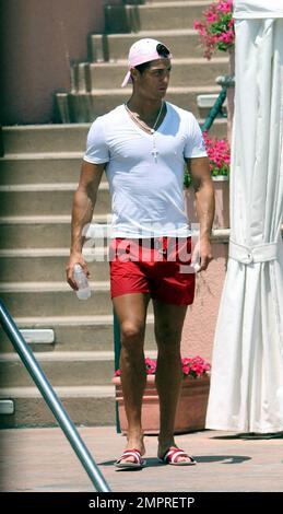 Exklusiv!! Der Fußballspieler Cristiano Ronaldo von Manchester United wurde heute Nachmittag mit seinen Freunden gesehen, wie er die warme Sonne Südkaliforniens genießt. Ronaldo verbrachte Stunden am Pool in seinem Luxushotel in Beverly Hills, wo er abwechselnd im Pool faulenzen, essen und sich abkühlen konnte. Los Angeles, Kalifornien. 6/18/09. Stockfoto
