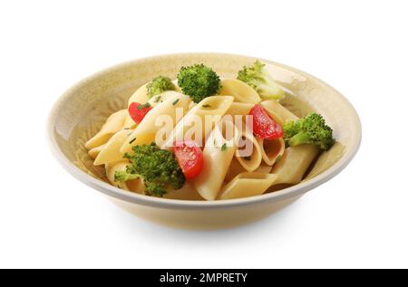 Leckere Pasta mit Kirschtomaten und Brokkoli auf weiß isoliert Stockfoto