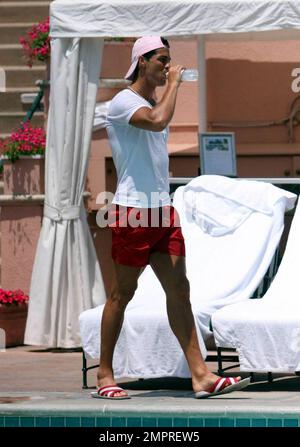 Exklusiv!! Der Fußballspieler Cristiano Ronaldo von Manchester United wurde heute Nachmittag mit seinen Freunden gesehen, wie er die warme Sonne Südkaliforniens genießt. Ronaldo verbrachte Stunden am Pool in seinem Luxushotel in Beverly Hills, wo er abwechselnd im Pool faulenzen, essen und sich abkühlen konnte. Los Angeles, Kalifornien. 6/18/09. Stockfoto