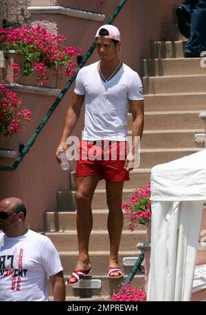 Exklusiv!! Der Fußballspieler Cristiano Ronaldo von Manchester United wurde heute Nachmittag mit seinen Freunden gesehen, wie er die warme Sonne Südkaliforniens genießt. Ronaldo verbrachte Stunden am Pool in seinem Luxushotel in Beverly Hills, wo er abwechselnd im Pool faulenzen, essen und sich abkühlen konnte. Los Angeles, Kalifornien. 6/18/09. Stockfoto