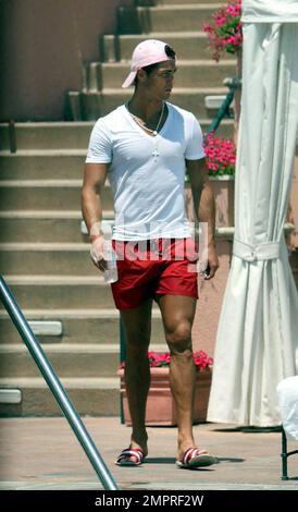 Exklusiv!! Der Fußballspieler Cristiano Ronaldo von Manchester United wurde heute Nachmittag mit seinen Freunden gesehen, wie er die warme Sonne Südkaliforniens genießt. Ronaldo verbrachte Stunden am Pool in seinem Luxushotel in Beverly Hills, wo er abwechselnd im Pool faulenzen, essen und sich abkühlen konnte. Los Angeles, Kalifornien. 6/18/09. . Stockfoto