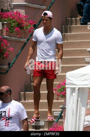 Exklusiv!! Der Fußballspieler Cristiano Ronaldo von Manchester United wurde heute Nachmittag mit seinen Freunden gesehen, wie er die warme Sonne Südkaliforniens genießt. Ronaldo verbrachte Stunden am Pool in seinem Luxushotel in Beverly Hills, wo er abwechselnd im Pool faulenzen, essen und sich abkühlen konnte. Los Angeles, Kalifornien. 6/18/09. . Stockfoto