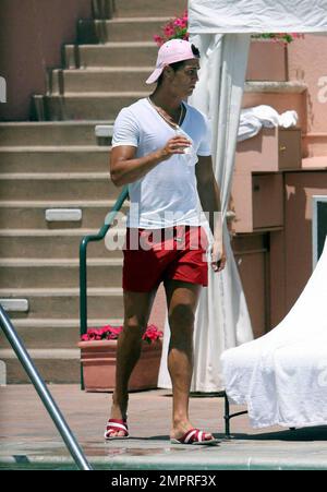Exklusiv!! Der Fußballspieler Cristiano Ronaldo von Manchester United wurde heute Nachmittag mit seinen Freunden gesehen, wie er die warme Sonne Südkaliforniens genießt. Ronaldo verbrachte Stunden am Pool in seinem Luxushotel in Beverly Hills, wo er abwechselnd im Pool faulenzen, essen und sich abkühlen konnte. Los Angeles, Kalifornien. 6/18/09. . Stockfoto