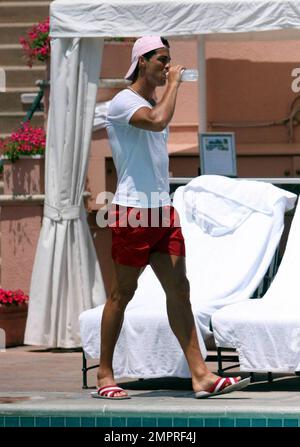Exklusiv!! Der Fußballspieler Cristiano Ronaldo von Manchester United wurde heute Nachmittag mit seinen Freunden gesehen, wie er die warme Sonne Südkaliforniens genießt. Ronaldo verbrachte Stunden am Pool in seinem Luxushotel in Beverly Hills, wo er abwechselnd im Pool faulenzen, essen und sich abkühlen konnte. Los Angeles, Kalifornien. 6/18/09. . Stockfoto