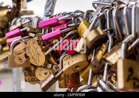 Die Geländer der Debilly Footbridge, einer Fußgängerbrücke, die die seine überquert, sind von Liebesschlössern umgeben. Stockfoto