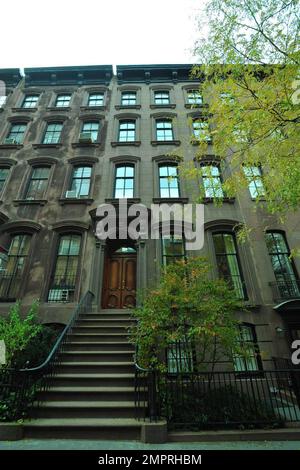 . EXKLUSIV!! Dies ist ein weiteres Superstar-Paar, das Tom Cruise und Katie Holmes, angeblich Anfang des Jahres in New York, gekauft haben. Das sechsstöckige, 8.000 Quadratmeter große Stadthaus aus Brownstone wurde 2008 für 22,75m Dollar gelistet und schloss im April für die Summe von $15.075.000 Dollar laut Nachrichtenberichten. Kreuzfahrt und Holmes sollen auch vor kurzem das Captains Castle erworben haben, ein historisches Haus in San Francisco mit Blick auf die Golden Gate Bridge zu einem ermäßigten Preis. New York, NY. 11/10/09. Stockfoto