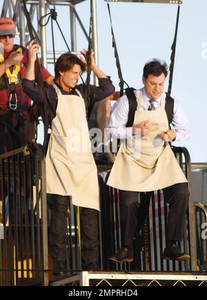 Superstar-Schauspieler Tom Cruise Seilrutschen über den Hollywood Blvd. Mit TV-Talkshow-Moderator Jimmy Kimmel, bevor er bei „Jimmy Kimmel Live!“ erscheint Um seinen neuesten Film „Ritter und Tag“ zu bewerben. Kreuzfahrt, 47, und Kimmel segelte vom Dach des El Capitan Theatre zum berühmten Grauman's Chinese Theatre, während eine Menge Fans unten wartete. Nach der Show kam Tom, der sehr glücklich schien, nach draußen, um sich mit Fans zu treffen und Autogramme mit einem straffen blauen T-Shirt zu signieren. Der Vater von drei hat unaufhörlich für seinen neuen Film geworben, in dem Cameron Diaz mitspielt, der am 23. Juni in den US-Kinos auftauchte und wieder auftauchen wird Stockfoto