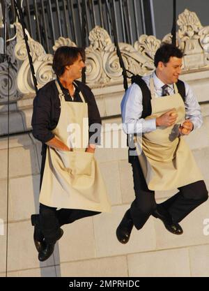 Superstar-Schauspieler Tom Cruise Seilrutschen über den Hollywood Blvd. Mit TV-Talkshow-Moderator Jimmy Kimmel, bevor er bei „Jimmy Kimmel Live!“ erscheint Um seinen neuesten Film „Ritter und Tag“ zu bewerben. Kreuzfahrt, 47, und Kimmel segelte vom Dach des El Capitan Theatre zum berühmten Grauman's Chinese Theatre, während eine Menge Fans unten wartete. Nach der Show kam Tom, der sehr glücklich schien, nach draußen, um sich mit Fans zu treffen und Autogramme mit einem straffen blauen T-Shirt zu signieren. Der Vater von drei hat unaufhörlich für seinen neuen Film geworben, in dem Cameron Diaz mitspielt, der am 23. Juni in den US-Kinos auftauchte und wieder auftauchen wird Stockfoto