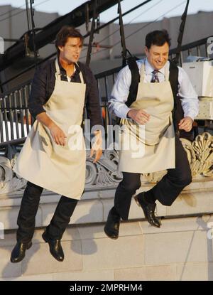 Superstar-Schauspieler Tom Cruise Seilrutschen über den Hollywood Blvd. Mit TV-Talkshow-Moderator Jimmy Kimmel, bevor er bei „Jimmy Kimmel Live!“ erscheint Um seinen neuesten Film „Ritter und Tag“ zu bewerben. Kreuzfahrt, 47, und Kimmel segelte vom Dach des El Capitan Theatre zum berühmten Grauman's Chinese Theatre, während eine Menge Fans unten wartete. Nach der Show kam Tom, der sehr glücklich schien, nach draußen, um sich mit Fans zu treffen und Autogramme mit einem straffen blauen T-Shirt zu signieren. Der Vater von drei hat unaufhörlich für seinen neuen Film geworben, in dem Cameron Diaz mitspielt, der am 23. Juni in den US-Kinos auftauchte und wieder auftauchen wird Stockfoto