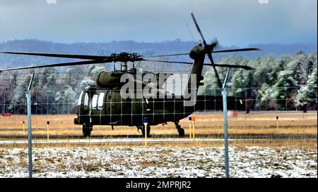 Eine Flugbesatzung mit dem 1. Bataillon der Nationalgarde von Wisconsin, 147. Aviation Regiment betreibt am Sparta-Fort McCoy Airport in Fort McCoy, Wisconsin, einen UH-60 Black Hawk Helikopter am 16. November 2022. Die Mitglieder der Einheit absolvieren regelmäßig Schulungen in Fort McCoy, und die Einheit unterstützt außerdem jedes Jahr zahlreiche Schulungen in der Anlage. Dem Informationsblatt der Armee für den Black Hawk zufolge besteht seine Mission darin, Luftangriffe, allgemeine Unterstützung, luftfahrtmedizinische Evakuierung, Kommando und Kontrolle sowie spezielle Einsatzunterstützung für Kampf-, Stabilitäts- und Unterstützungsoperationen bereitzustellen. Das UH-60 ist auch das Stockfoto